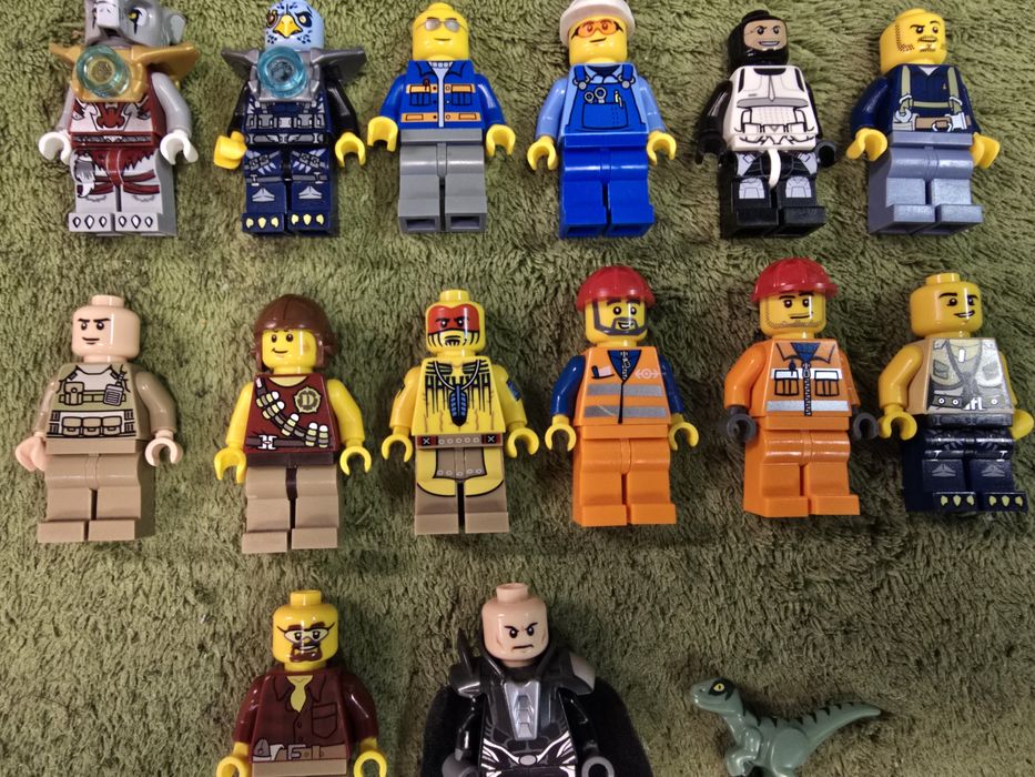 LEGO 21 figurek różne.