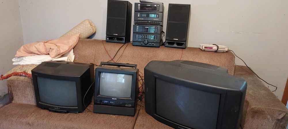 3 televisores, aparelhagem Samsung e rádio-despertador