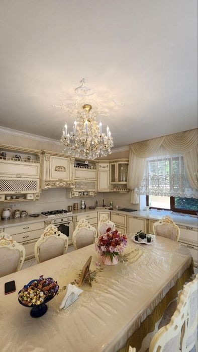 Продам дом в Совиньоне , красный кирпич, бассейн, цоколь, гараж