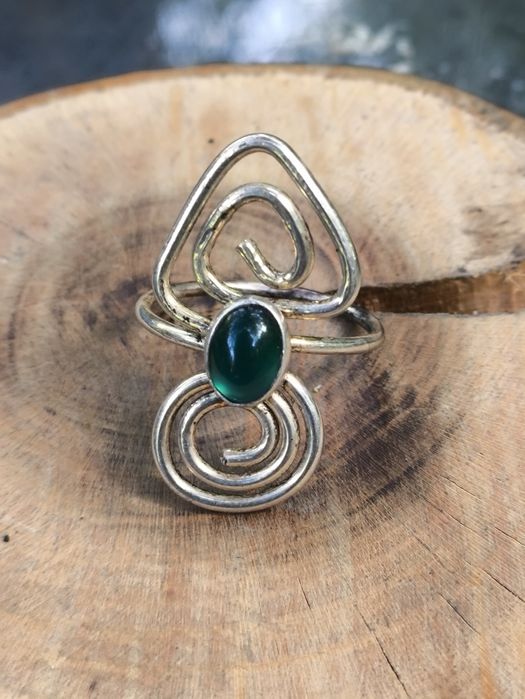 Srebrny artstyczny pierścionek z zielonym oczkiem . Vintage