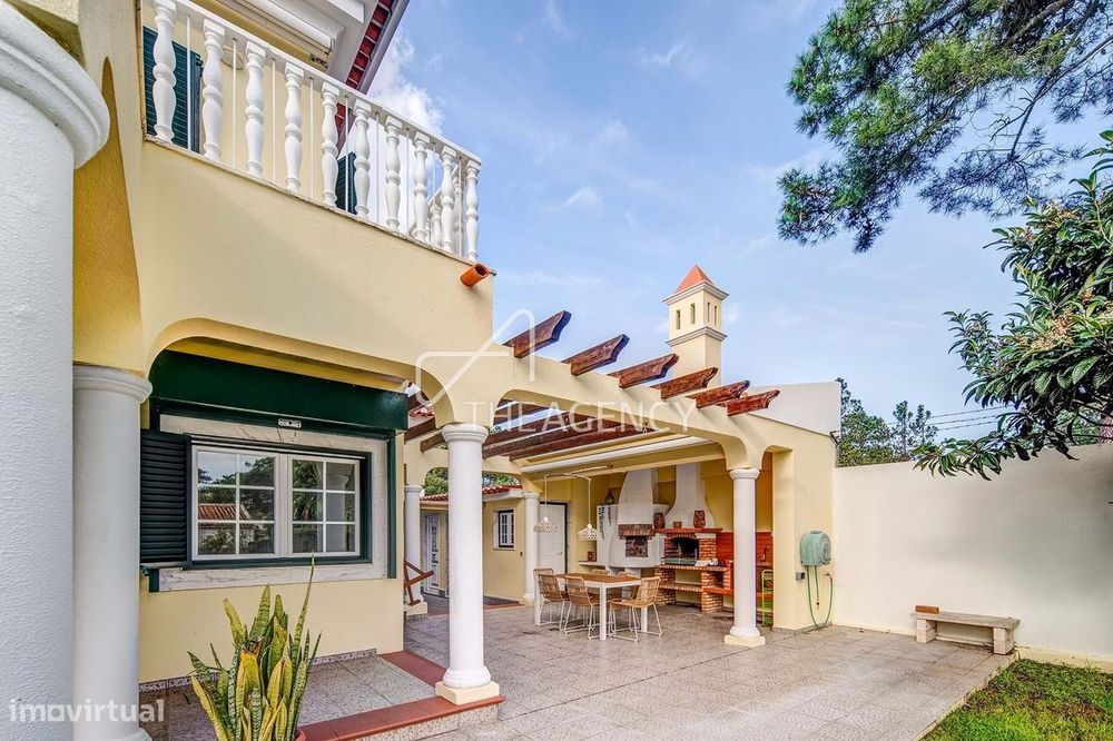 Espaçosa Moradia de 7 Quartos na Aroeira, Perto de Lisboa, Praias e Go