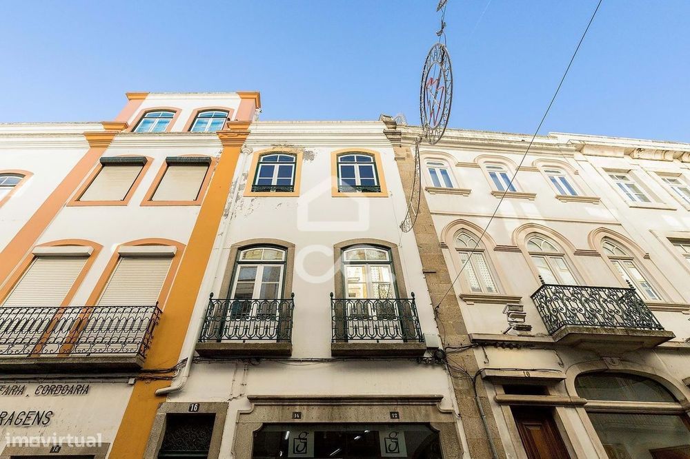 Prédio c/ 2 apartamentos junto à Praça do Giraldo | Centro Histórico d