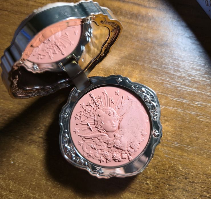 рум'яна flower knows