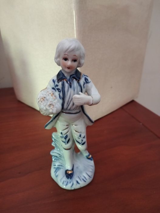 Estatueta Antiga em Porcelana Vitoriana – Rapaz com Cesto (14 cm)
