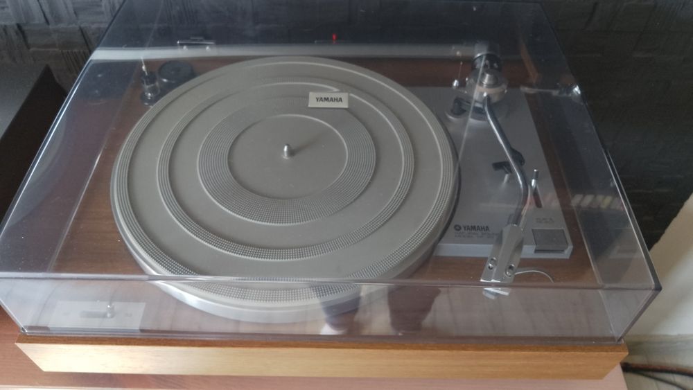 Gramofon Yamaha YP211