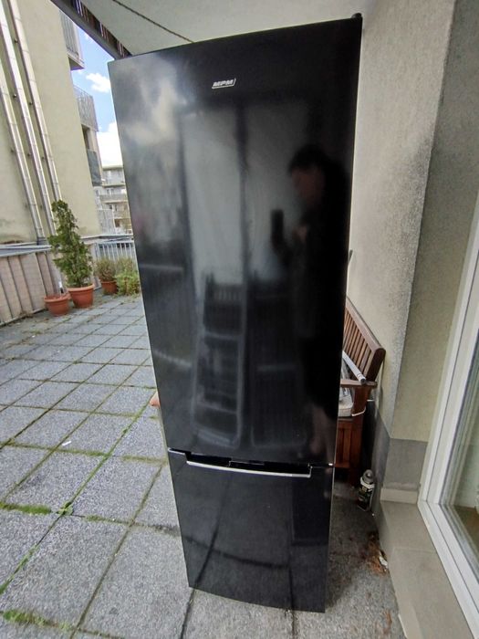 Sprzedaję lodówkę.