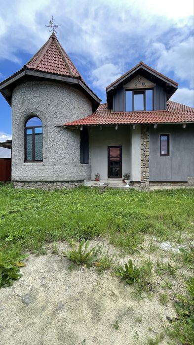 Продається будинок в мальовничій місцевості.Басейн.Сауна.Річка.