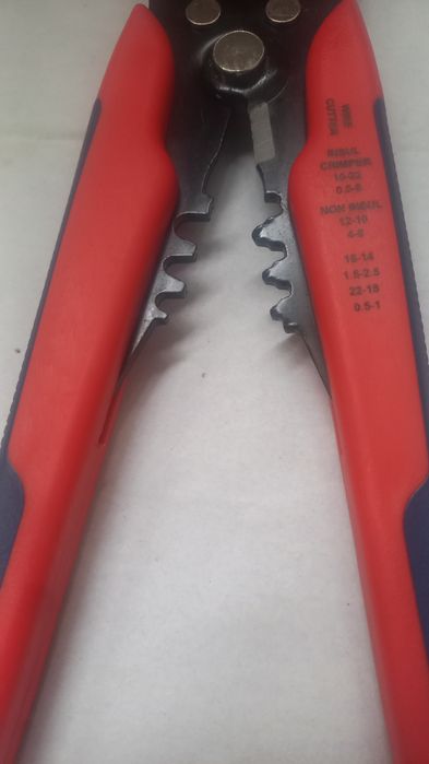 Клещи (стриппер) для снятия изоляции.