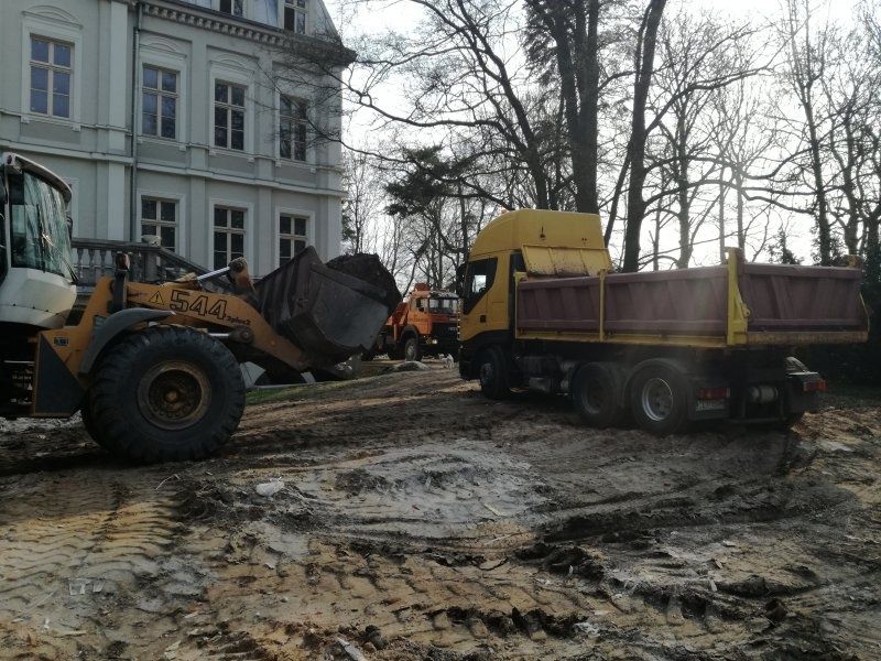 Przygotowanie pod budowe rozbiórka budynków koparka PIASEK wywrotka