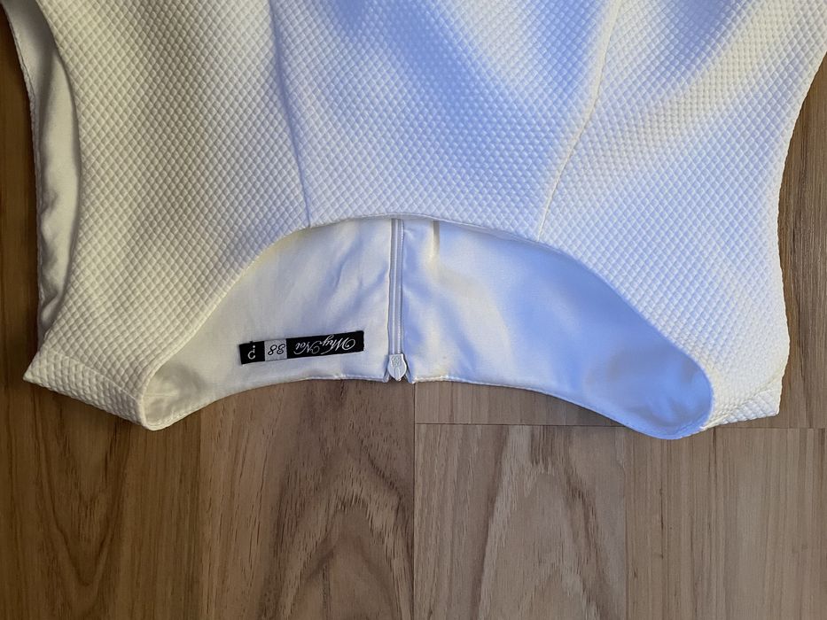 Sprzedam sukienkę w rozmiarze 38 białą ze zdobieniami