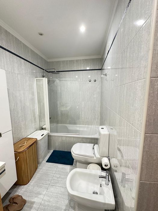 quarto suite com WC privativo com uma varanda bastante espaçosa e com uma bela vista, localizado na colinas do cruzeiro odivelas
