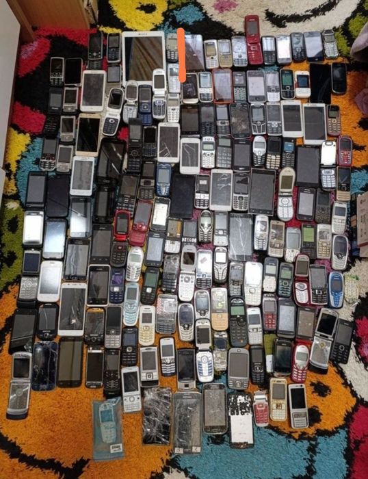 Телефони на запчастини