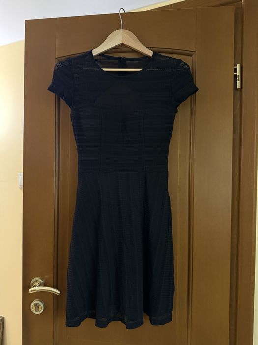 Czarna sukienka Guess