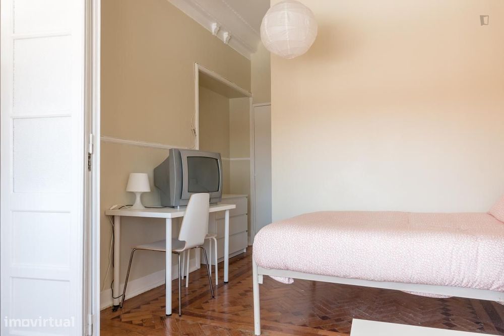 Quarto - localizado em Intendente Lisbon