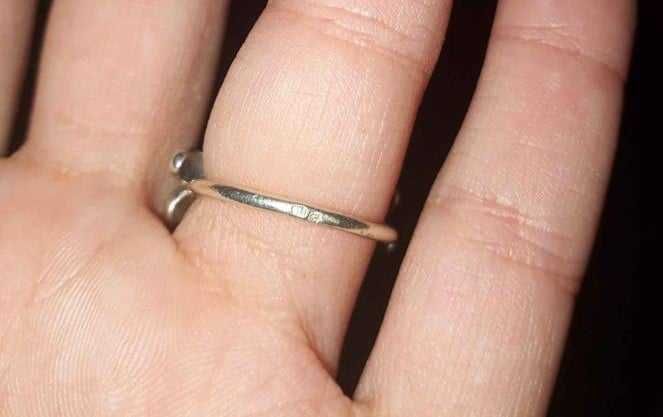 Anel original Pandora, em formato de flor branca