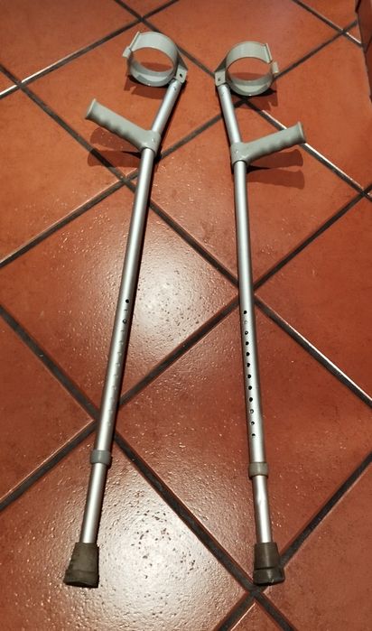 Muletas (2) de alumínio ajustável em altura.