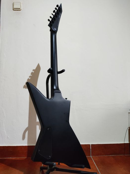 ESP LTD EX-201 Black Satin equipada com EMG 81