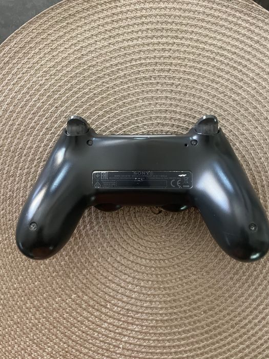 PS4 Slim com comando e jogos