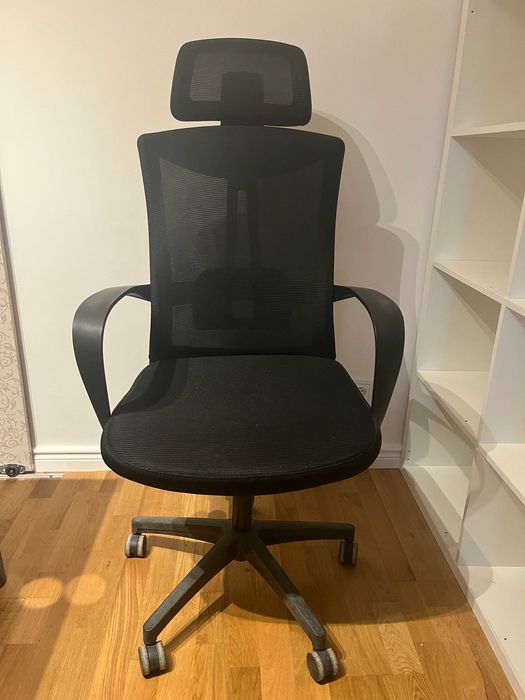 Czarne krzesło biurowe