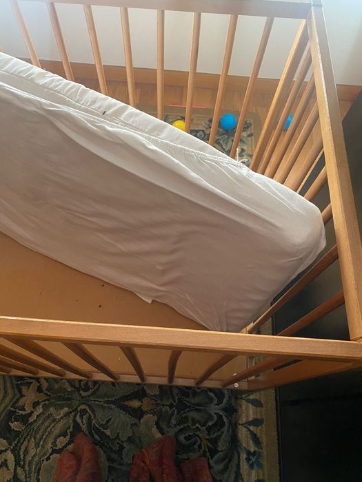 Cama de grades em madeira natural com colchão e resguardo