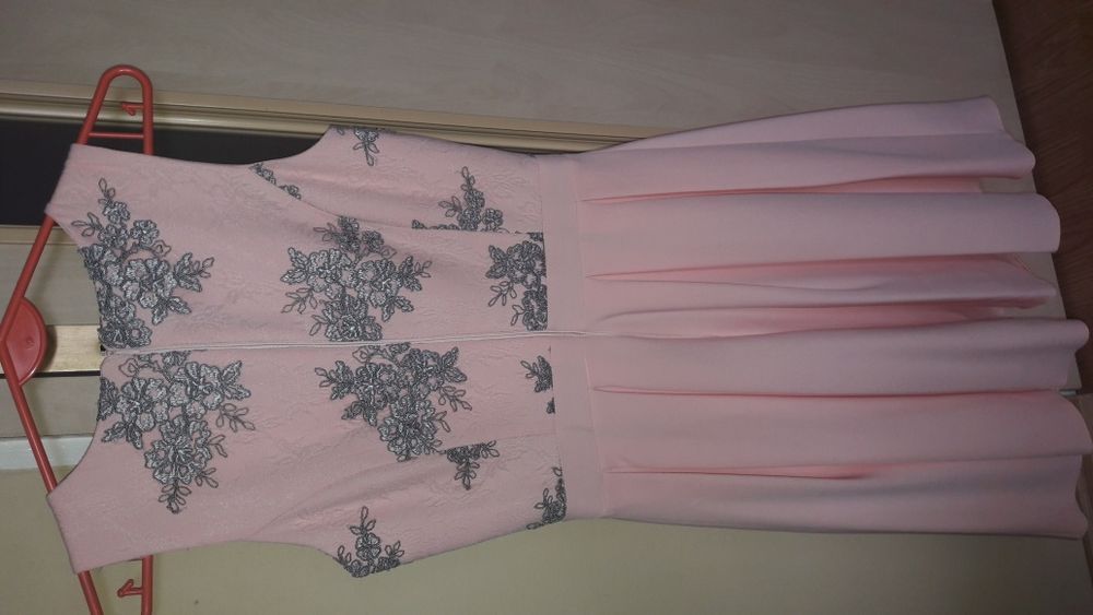 Sukienka pudrowy róż z szarą koronką