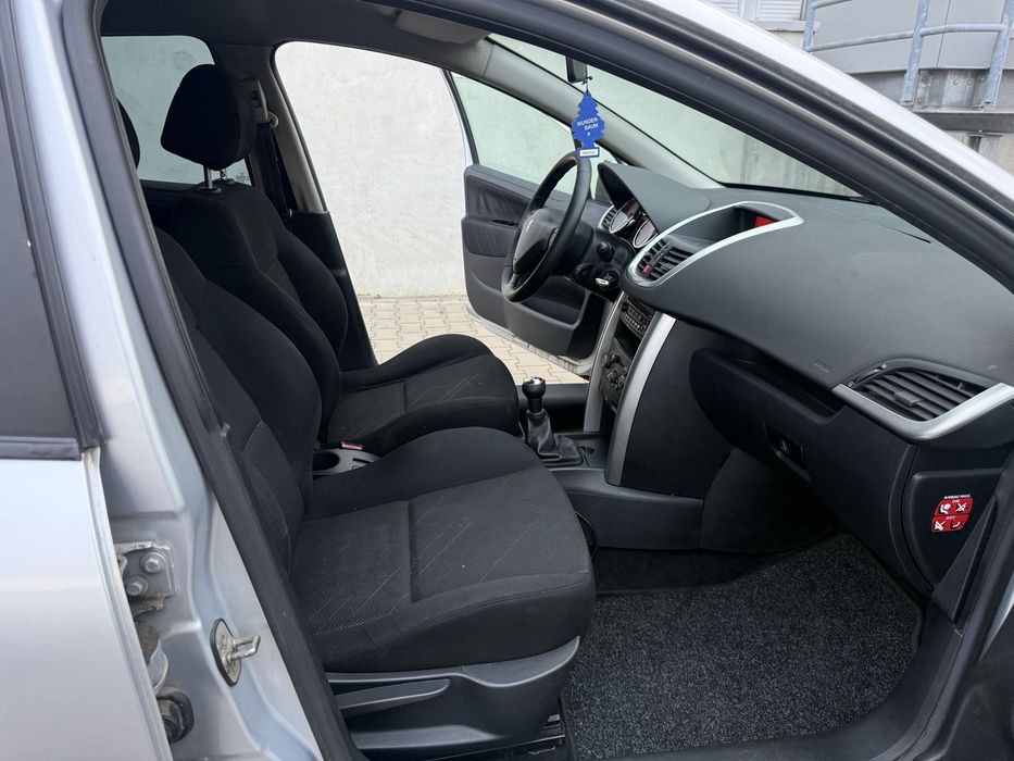 Peugot  207   1.6  Benzynka   Mały przebieg  Klimatyzacja