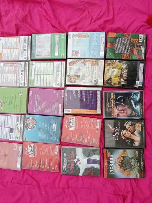 35 DVDs a maioria de karaoke