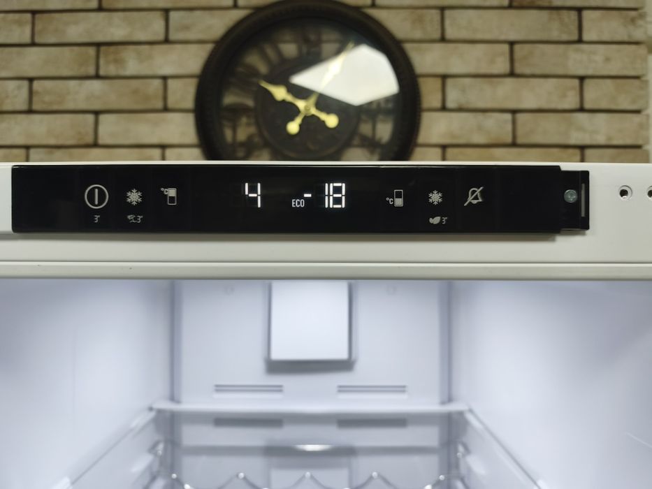 Двокамерний холодильник під забудову Smeg NoFrost A+++