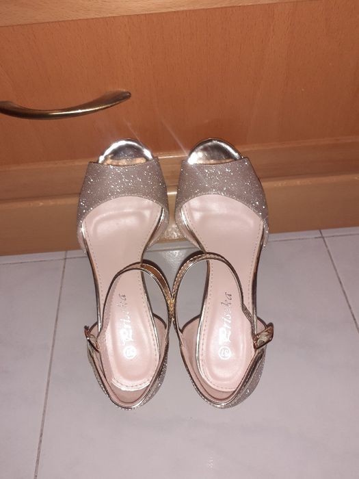 Sandálias douradas brilhantes Salto Alto ( Marca Lrisska ) Novas