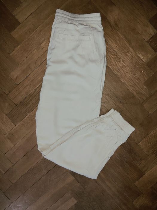 Materiałowe spodnie na gumce / M / jasnobeżowe