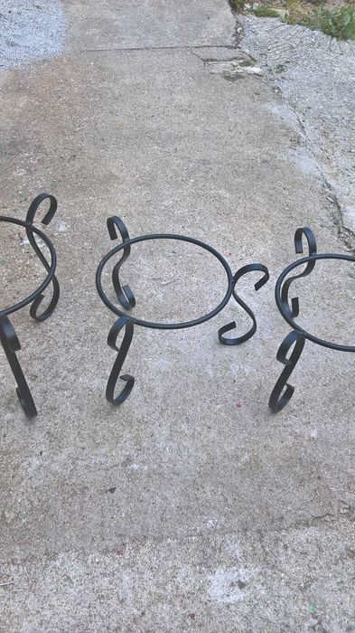 3 bases em ferro pintadas, para vasos grandes