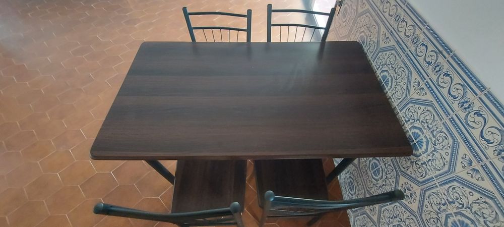 Vendo Mesa de cozinha + 4 cadeiras