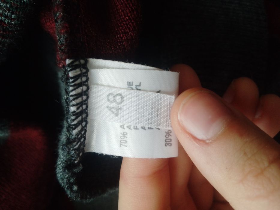 Продам теплий кардиган , сірий , з червоно-зеленим візерунком.