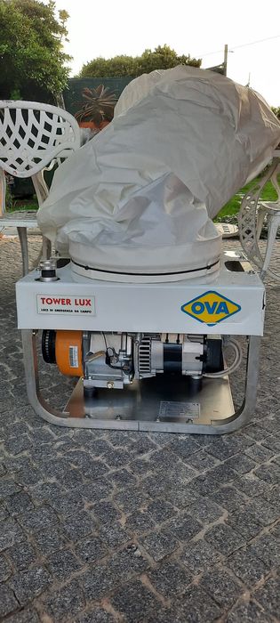 Gerador 220 voltes com luz iluminação urgente