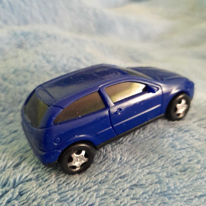 Машинка модель пластикова 1/43