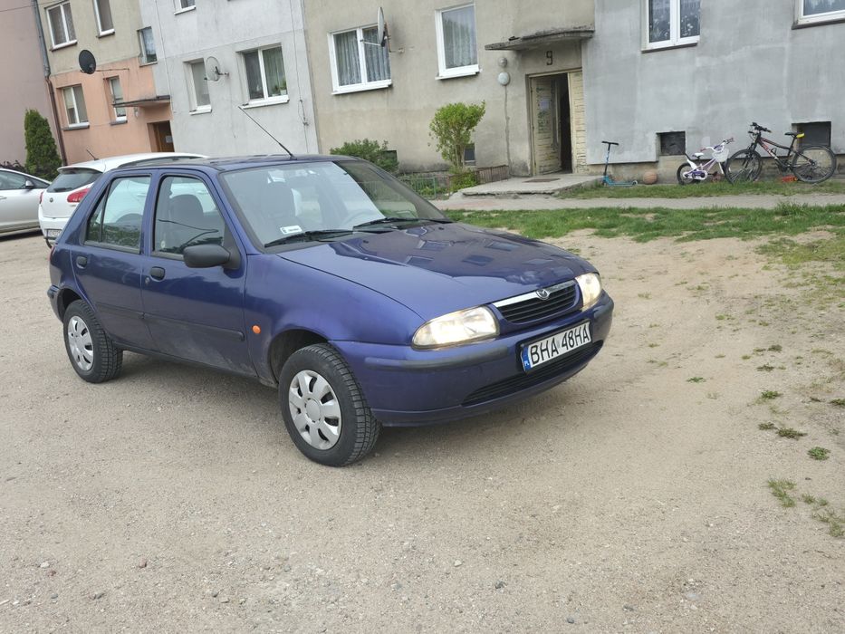 Samochód osobowy Mazda 121 benzyna niski przebieg