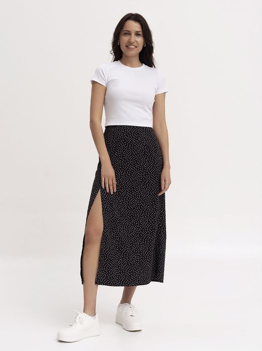 Легка чорна спідниця в горошок правильної довжини