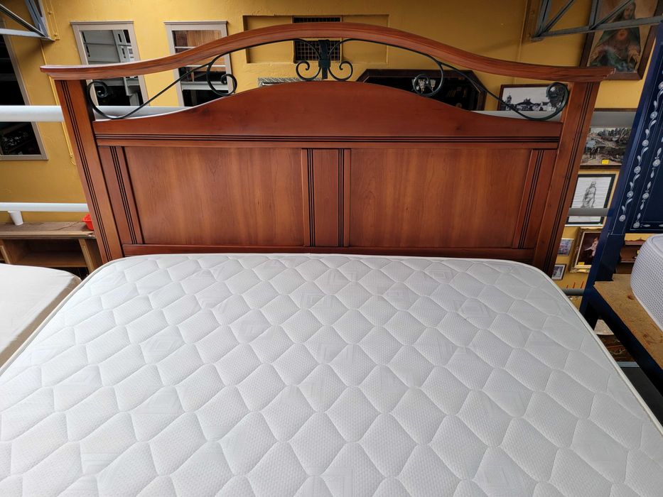Excelente cama em madeira maciça com estrado e colchão - ópti