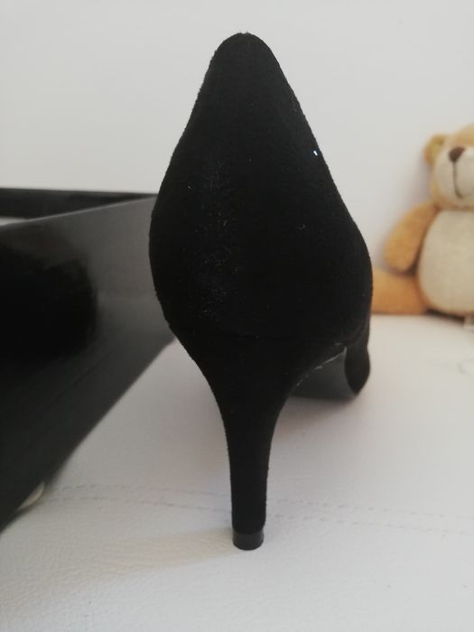 Sapato alto em camurça