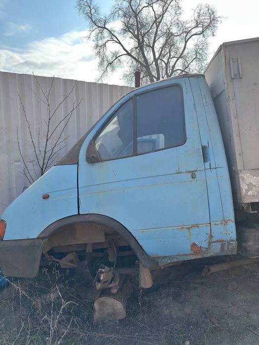 Автомобіль газель на деталі