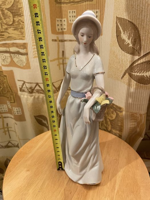 Статуэтка фарфор
