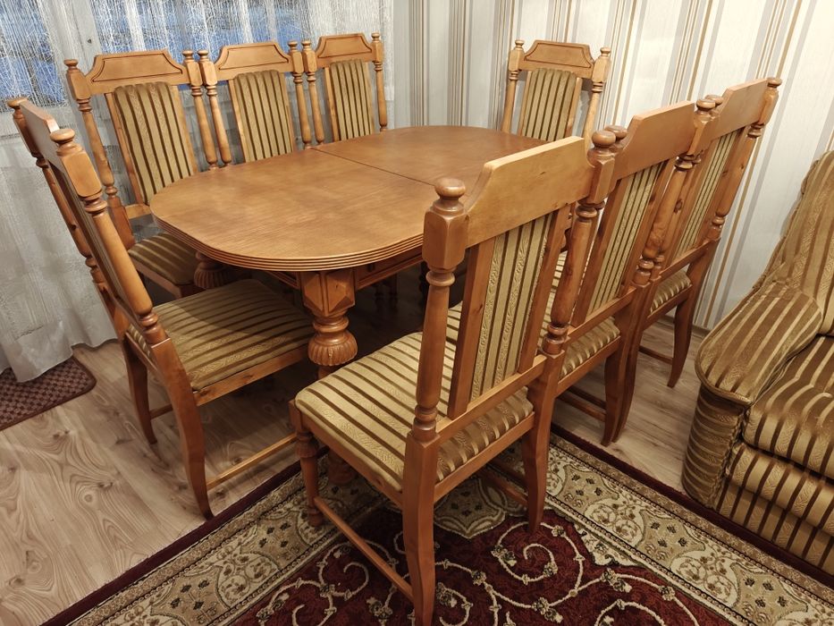 Stół jadalniany z krzesłami