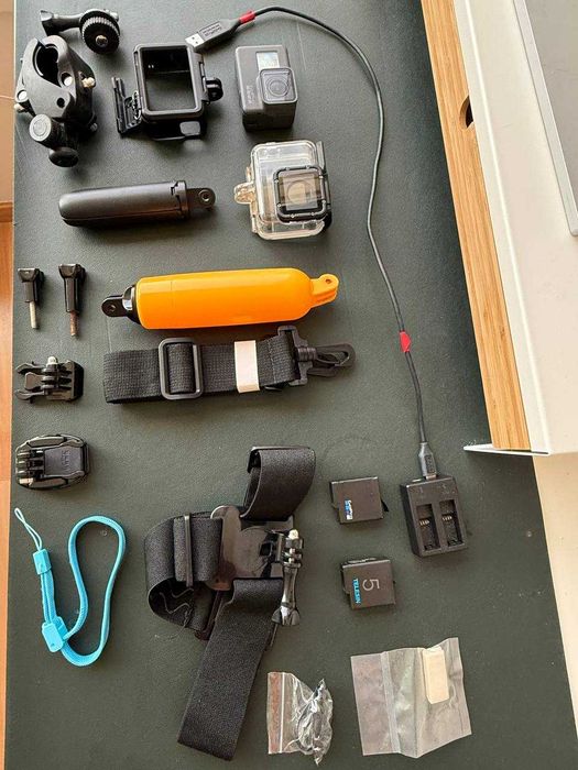 GoPro HERO5 Black + acessórios + 3 baterias + cartão 64GB