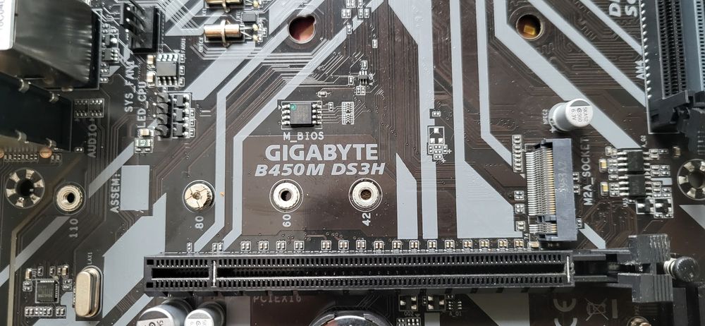 Материнська плата Gigabyte B450M DS3H у коробці