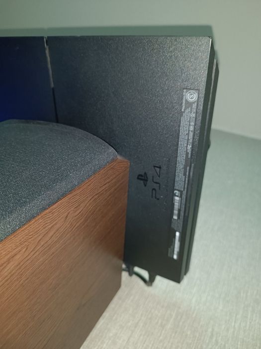 Приставка Sony playstation ps 4 + 2 джойстики