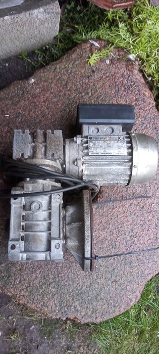 Silnik do podajnika i palenisko