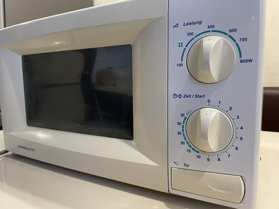 Мікрохвильова піч в хорошому стані