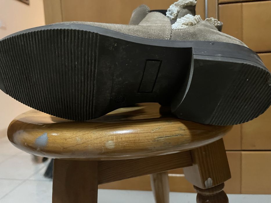 Botas em pele basicamente novas