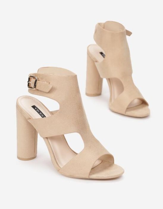 Beżowe sandały na słupku