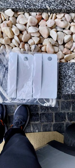 Campainha com 2 telefones porteiros com abertura de portão.